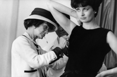 Gabrielle Chanel travaille sur sa petite robe noire, dans son atelier